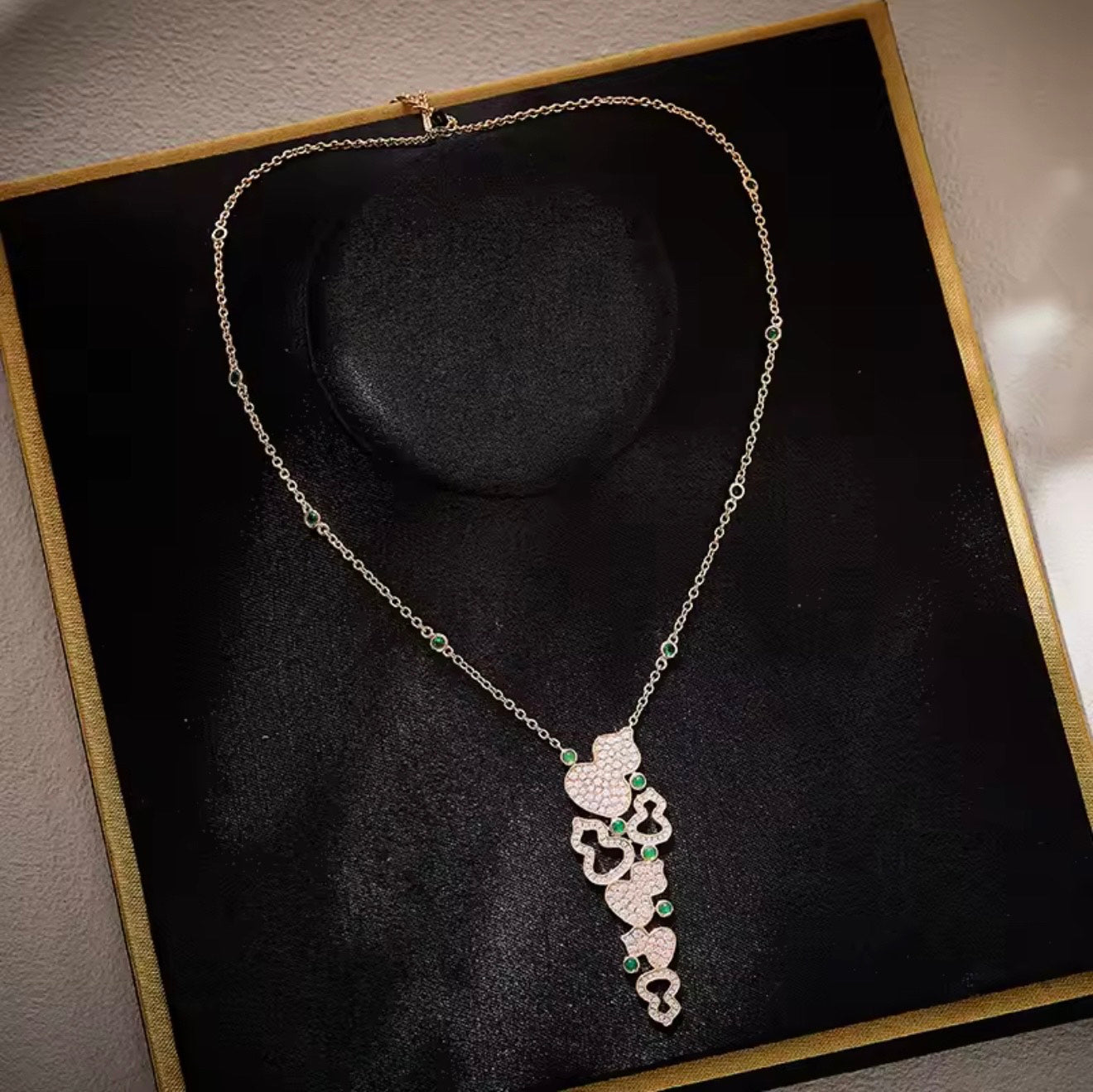 Amulet of Plenty - Chain with Pendant & Earrings