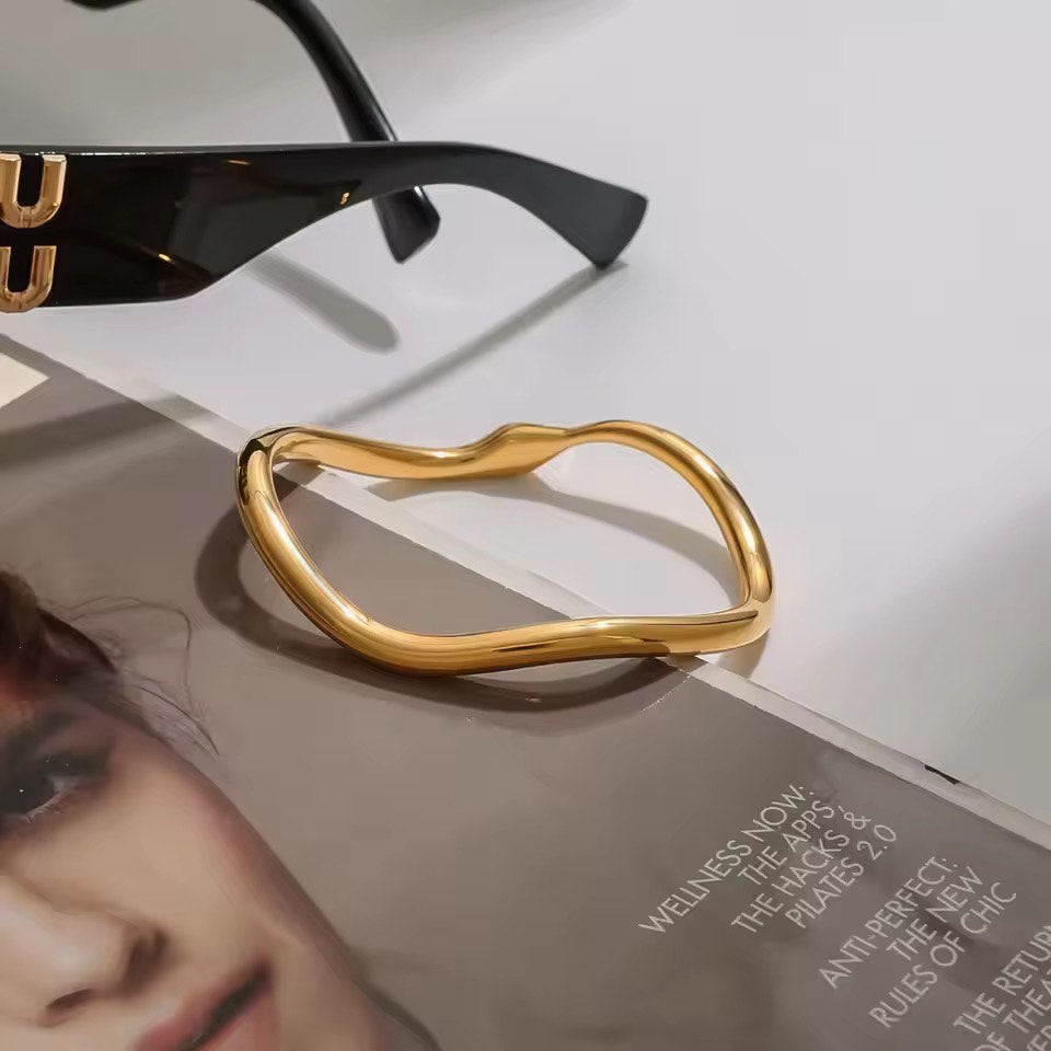 Twist Me Gold Bangle