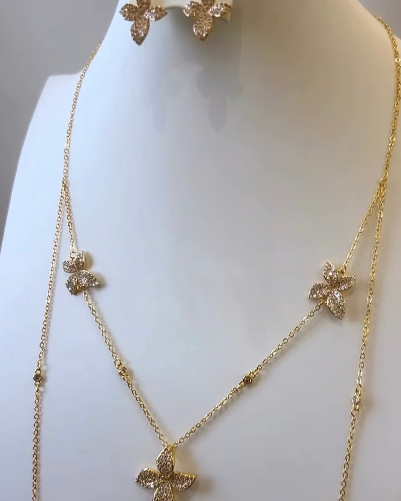 Feyra - Set of Necklace & Earrings