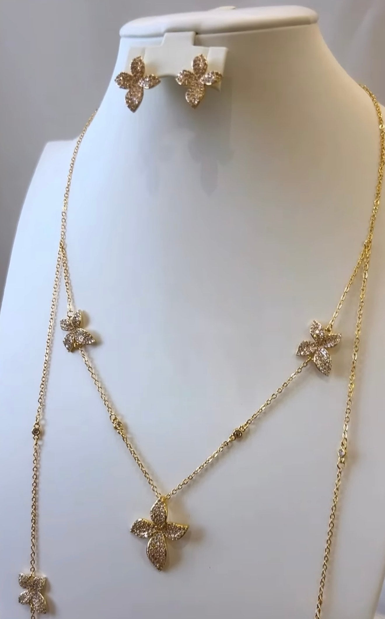 Feyra - Set of Necklace & Earrings