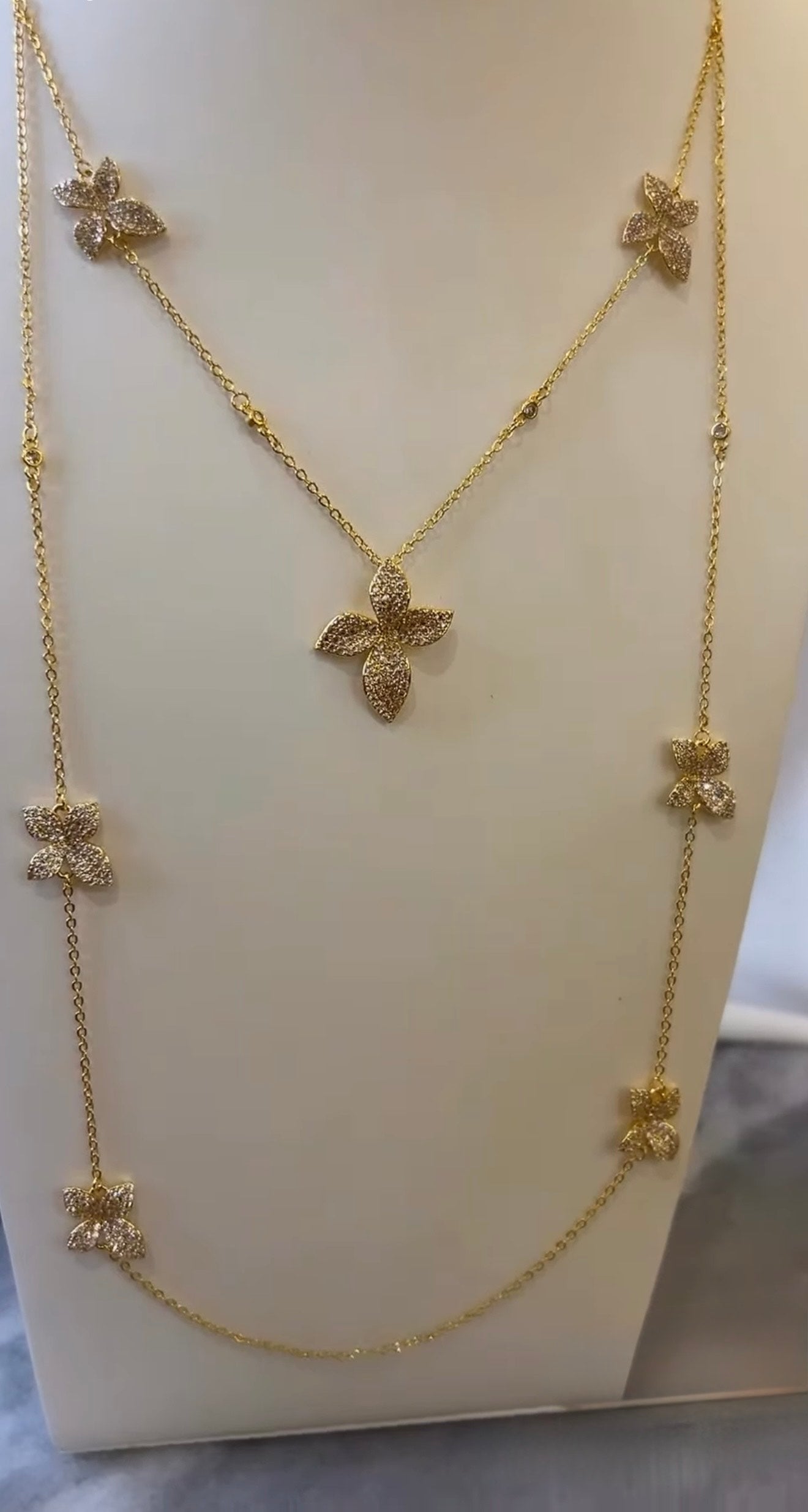 Feyra - Set of Necklace & Earrings