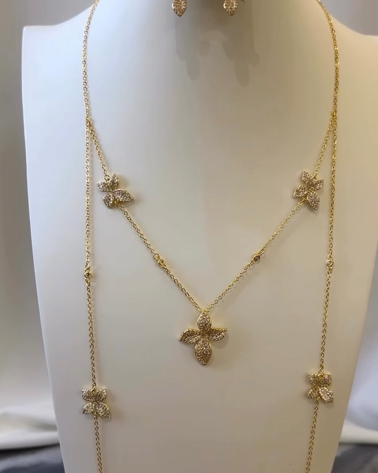 Feyra - Set of Necklace & Earrings
