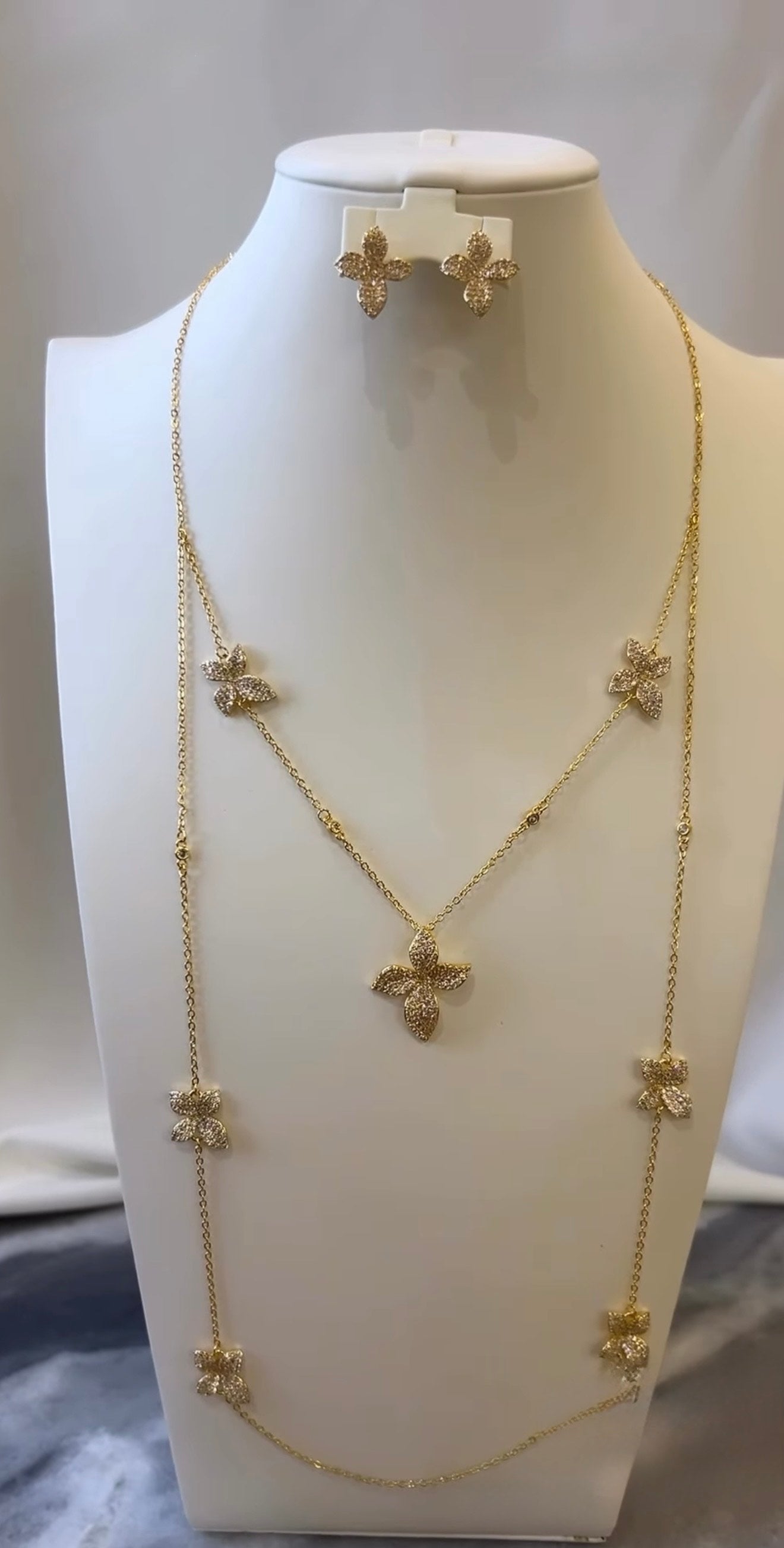 Feyra - Set of Necklace & Earrings